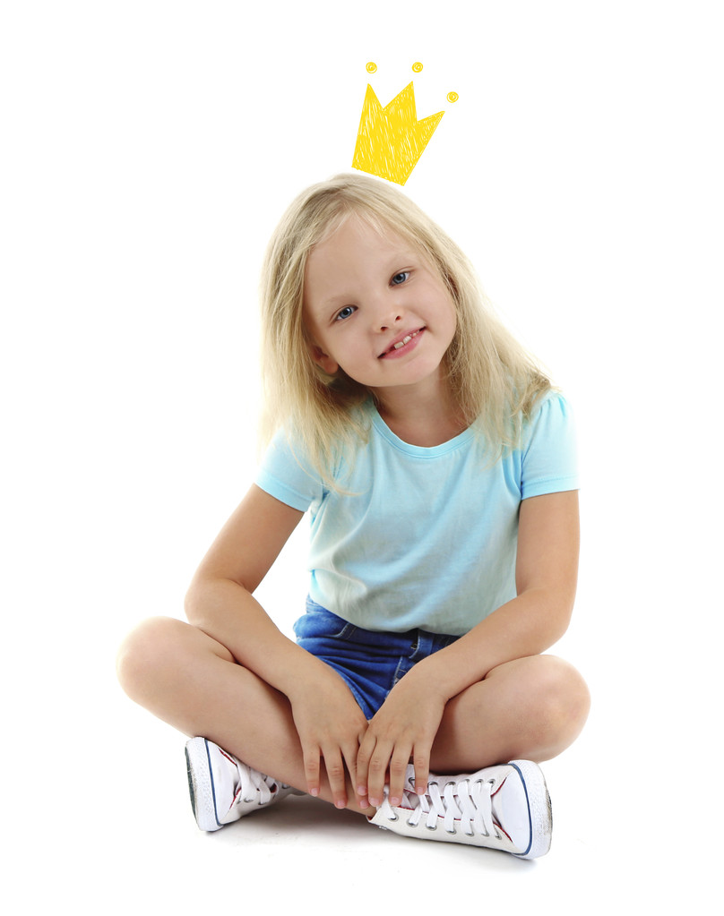 Aranyos kislány hercegnő korona rajz feje fölött fehér háttér. - Fotó, kép