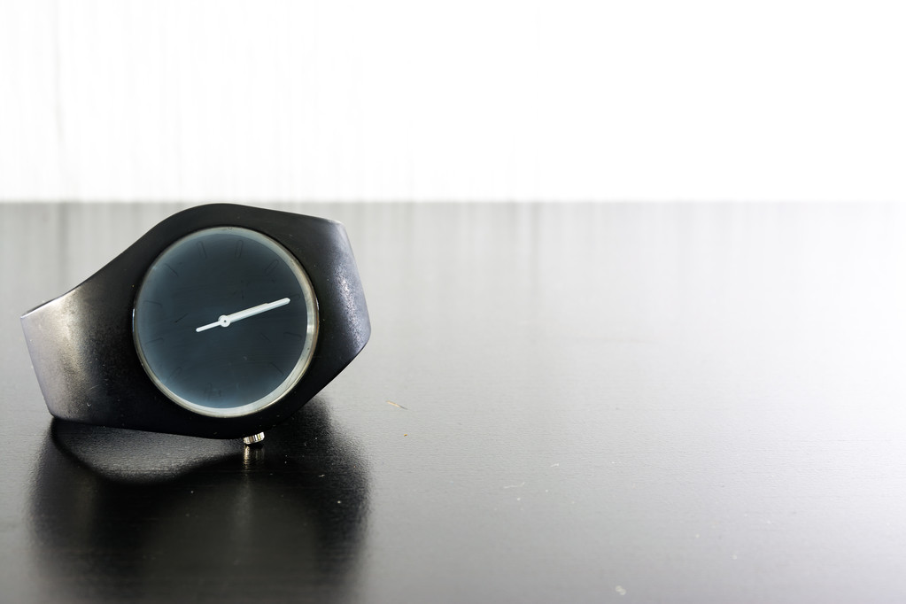 Ελάχιστο καρπό ρολόι χρονόμετρο μαύρο λευκό φως απομονωμένη μόδας - Φωτογραφία, εικόνα