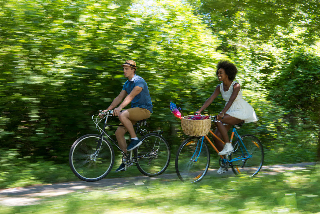 Młoda para wieloetnicznym na rowerze jeździć w przyrodzie - Zdjęcie, obraz
