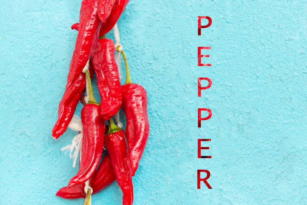 Red hot Chili peppers na modré lakované tabulky - Fotografie, Obrázek