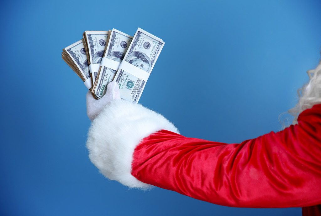 Santa Claus ruka drží peníze na modrém podkladu - Fotografie, Obrázek