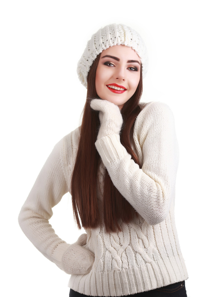 Χαμογελώντας εφηβικό κορίτσι φορώντας χειμώνα καπέλο και γάντια. Απομονωμένη - Φωτογραφία, εικόνα