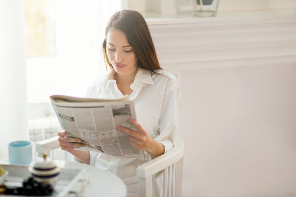 Kobieta czytania wiadomości podczas śniadania - Zdjęcie, obraz
