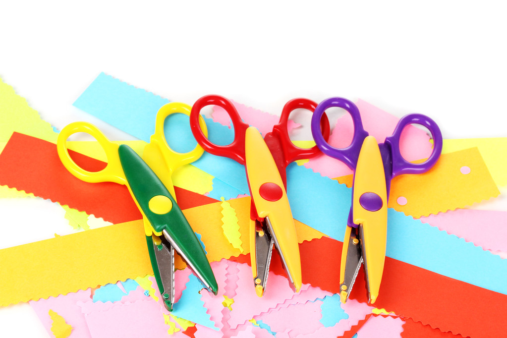 Барвисті зигзагоподібні ножиці з кольоровим папером ізольовані на білому
 - Фото, зображення