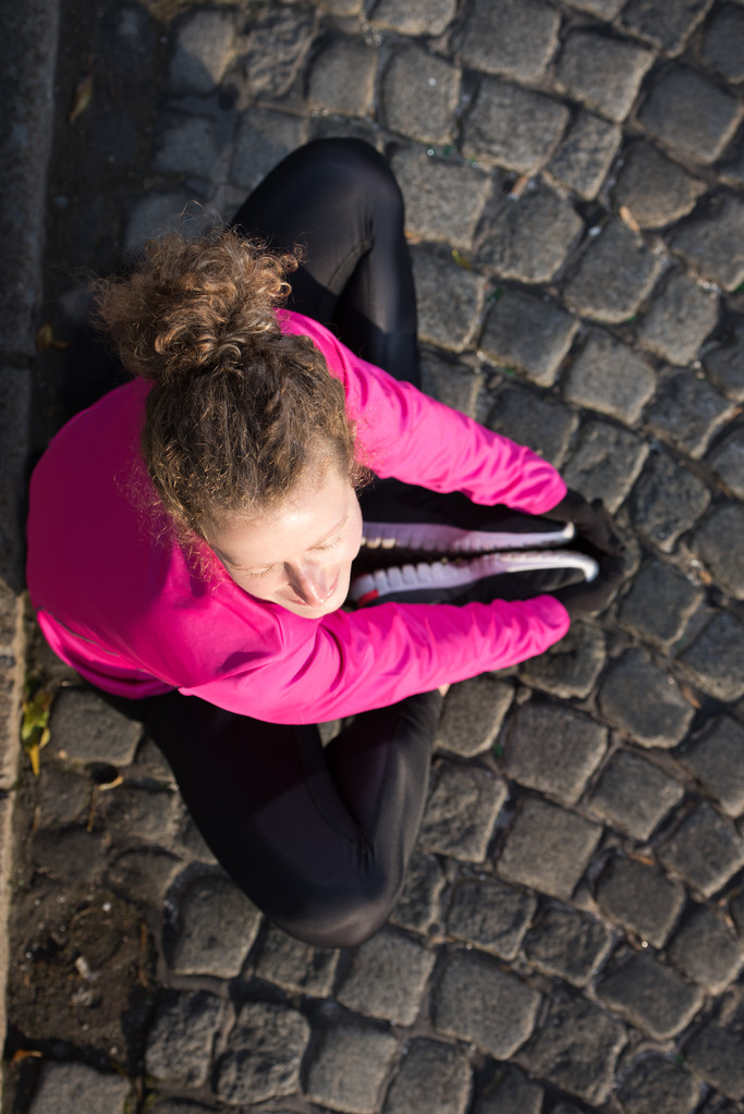 жінка розтягується перед ранковим бігом
 - Фото, зображення