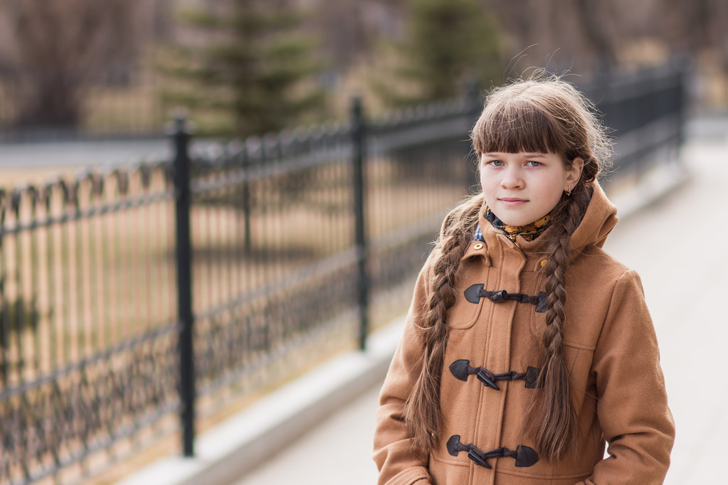 Dziewczyna z warkoczykami dwa spacery w parku jesienny dzień - Zdjęcie, obraz