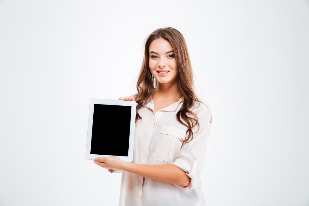 Onnellinen nuori nainen näyttää tyhjä tabletti tietokoneen näyttö
 - Valokuva, kuva