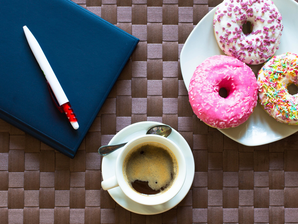 Desayuno por la mañana con rosquillas de colores y café
 - Foto, imagen