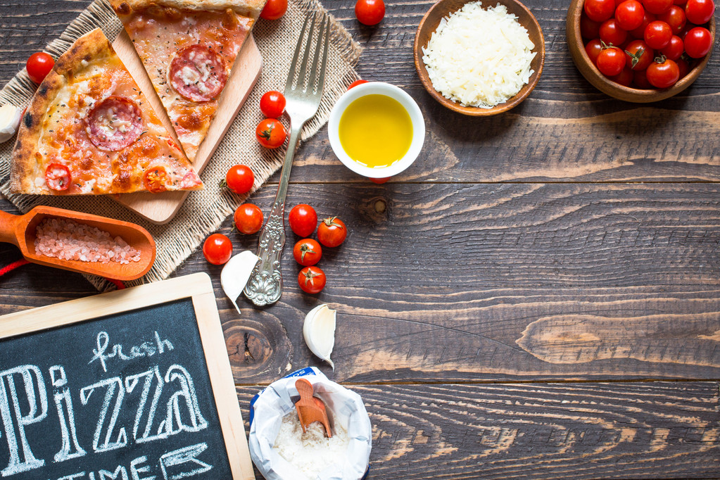 Pizza italiana caliente sobre una mesa de madera rústica
. - Foto, imagen