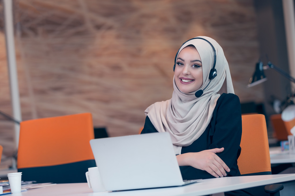 araba donna che lavora in startup office
 - Foto, immagini