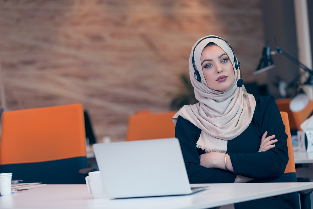 Araberin arbeitet im Startup-Büro - Foto, Bild