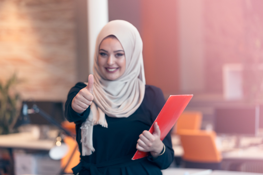 arabische Geschäftsfrau hält einen Ordner in der Hand  - Foto, Bild