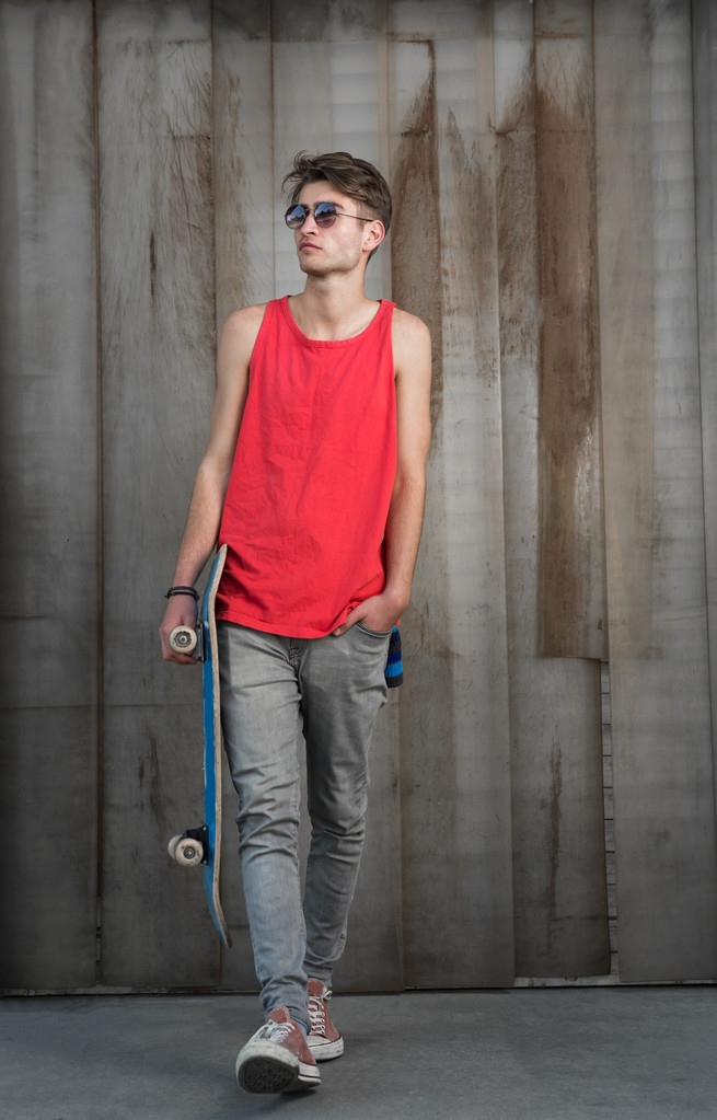 homme avec skateboard bleu
 - Photo, image