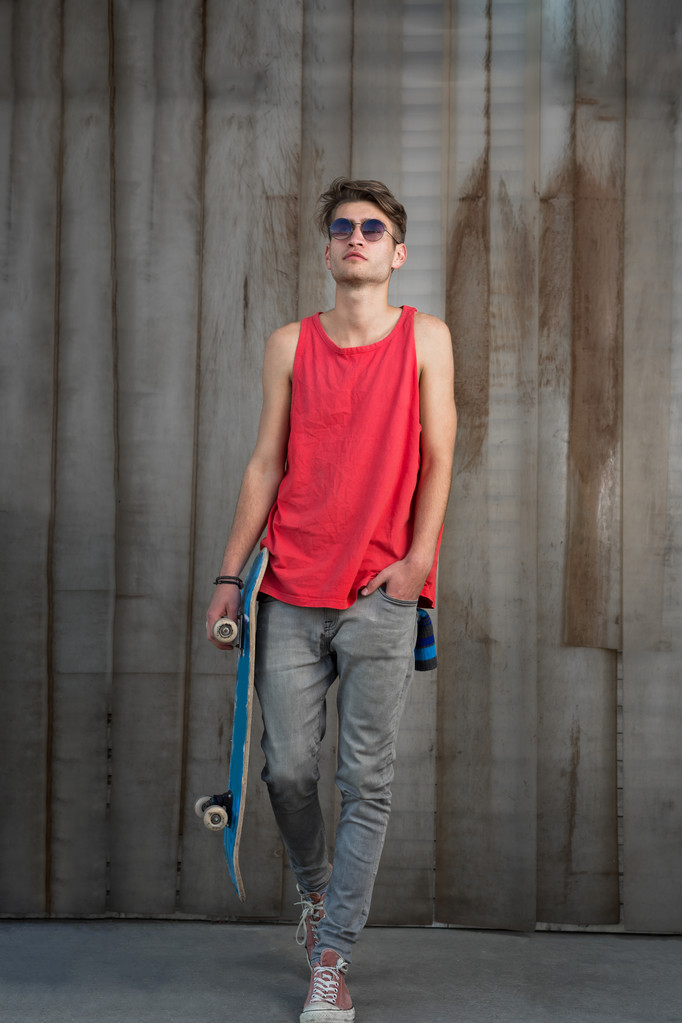 Молодий хлопець моди зі скейтбордом
 - Фото, зображення