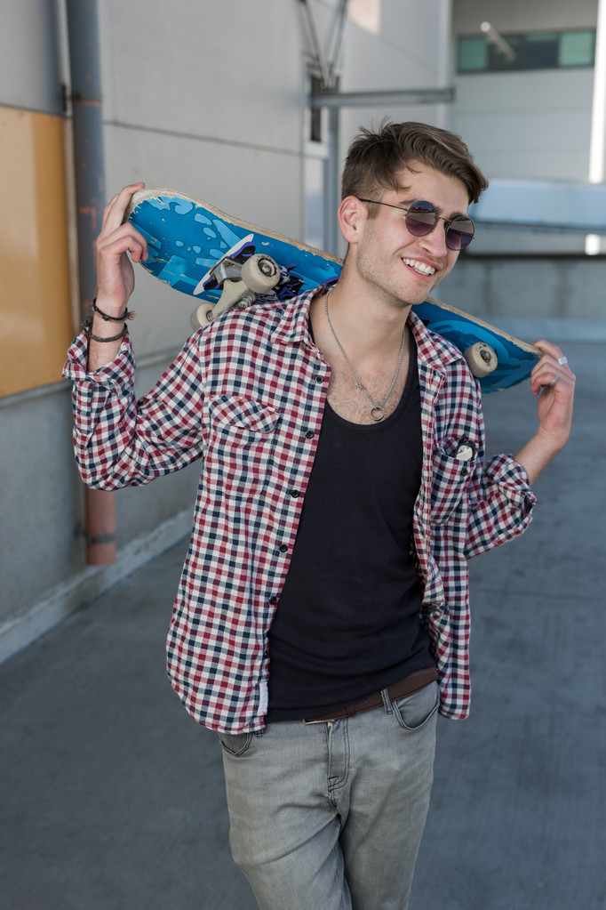 Young hipster man with skateboard - Φωτογραφία, εικόνα