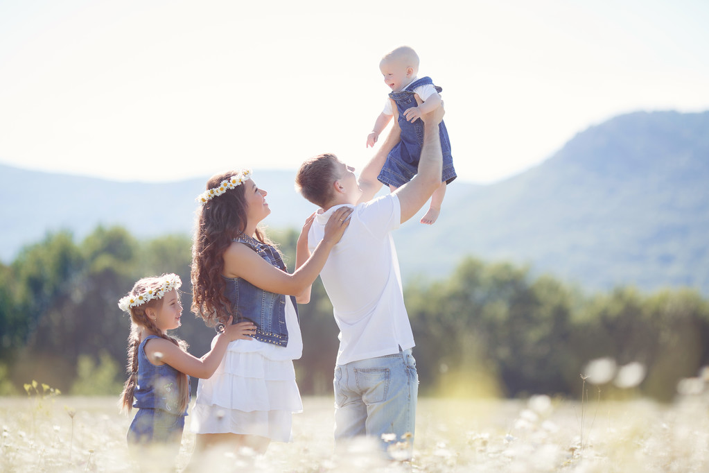 Šťastná rodina na poli kvetoucí sedmikrásky - Fotografie, Obrázek