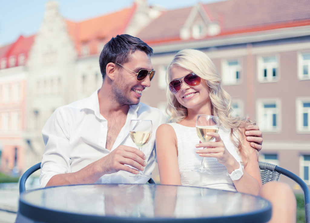 gülümseyen iki sonra kafede şarap içme güneş gözlüğü - Fotoğraf, Görsel