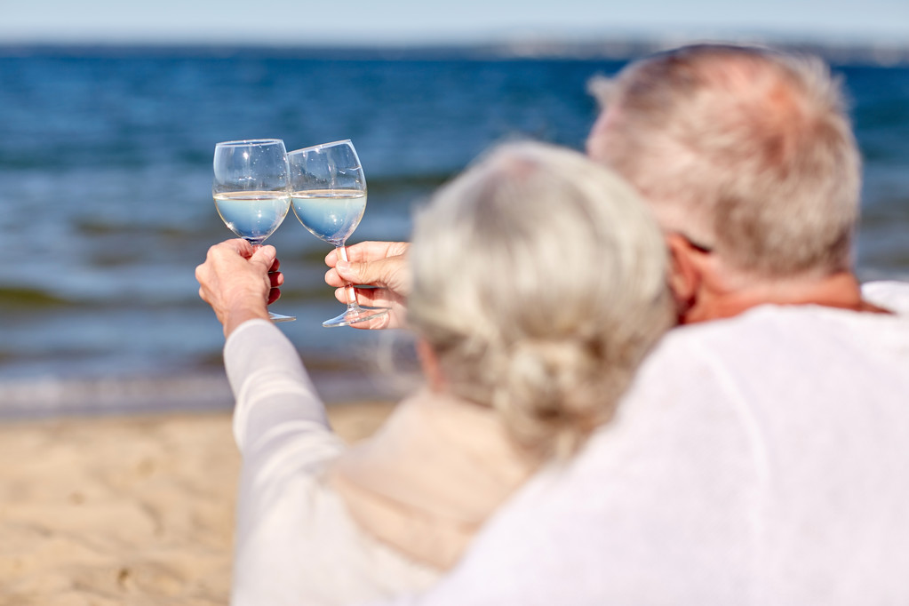 happy senior couple drinking wine on summer beach - Photo, Image