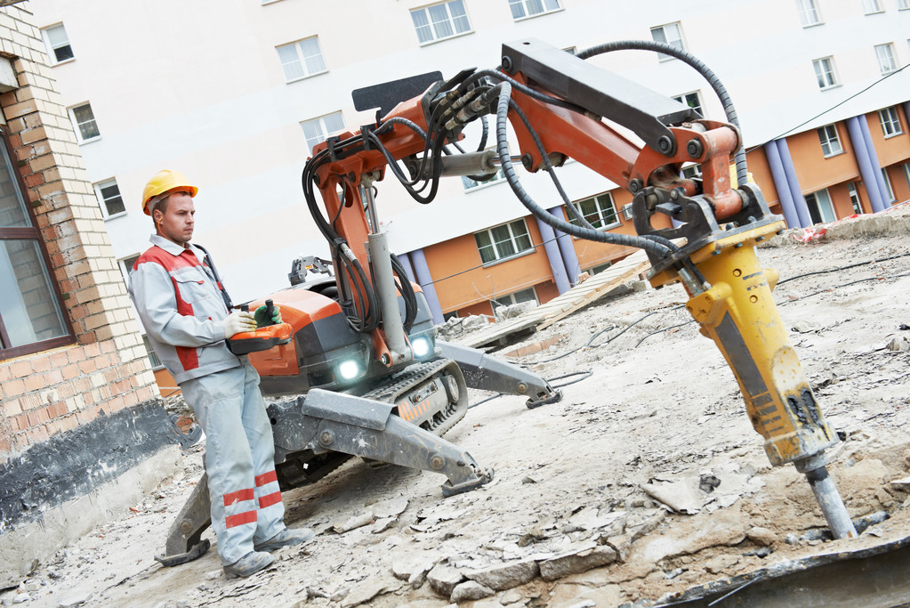 Bauarbeiter bedient Abrissmaschine - Foto, Bild