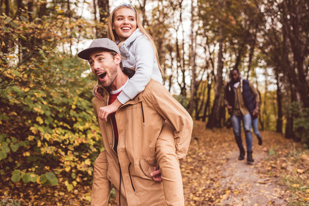 heureux jeune couple piggybackking dans forêt
 - Photo, image