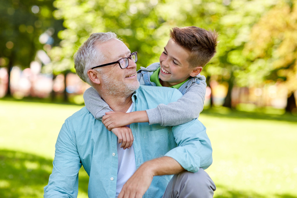 παππούς και εγγονός αγκάλιασμα στο πάρκο καλοκαίρι - Φωτογραφία, εικόνα