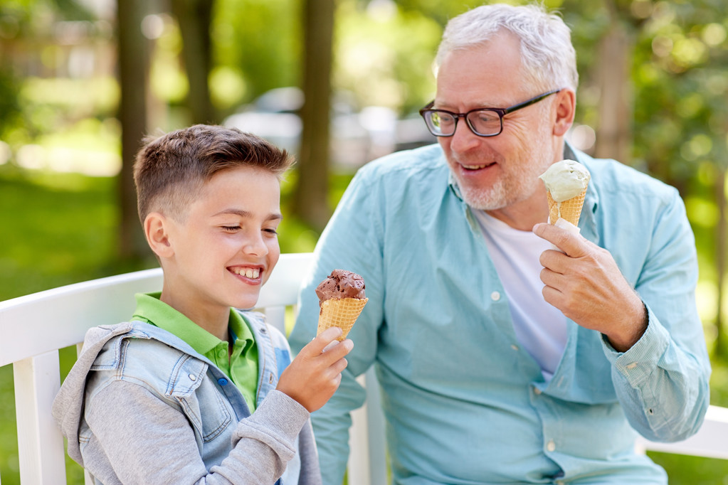 alter Mann und Junge essen Eis im Sommerpark - Foto, Bild