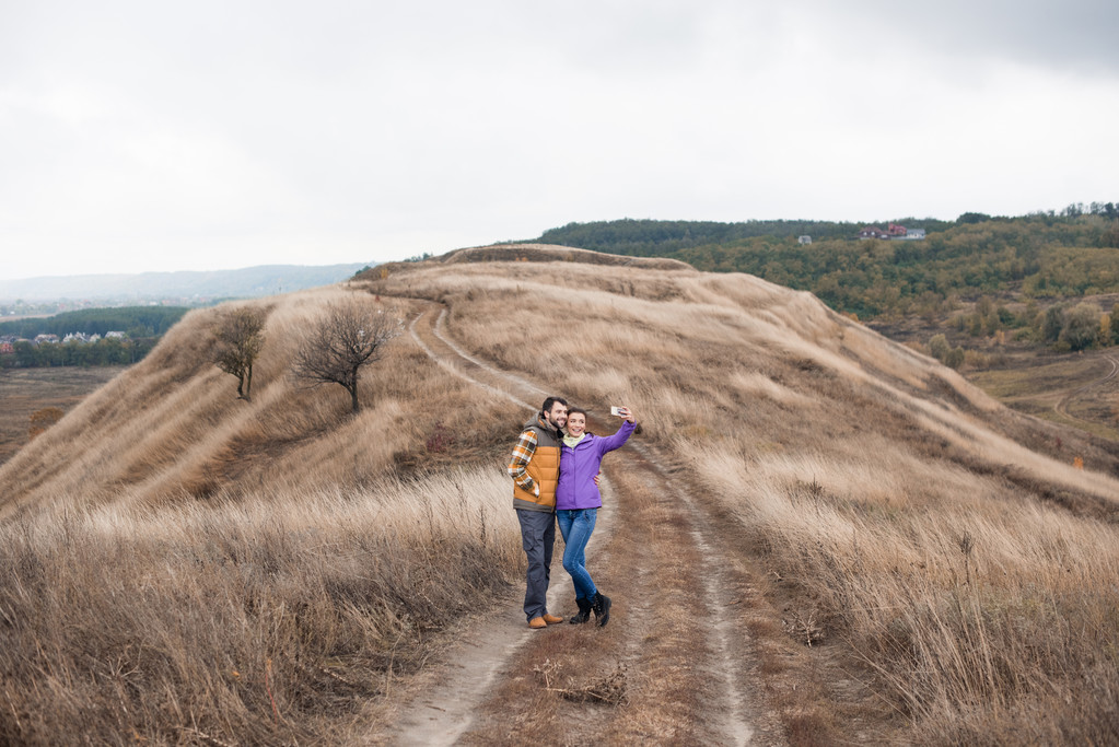 Couple taking selfie on rural path - 写真・画像