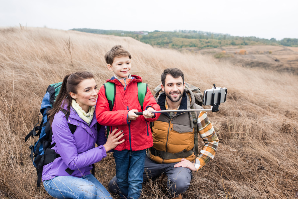 glückliche Familie mit Rucksäcken, die Selfie machen - Foto, Bild