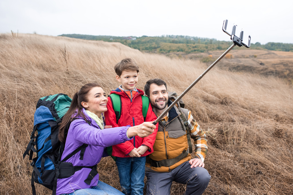 Boldog család vesz selfie hátizsák - Fotó, kép