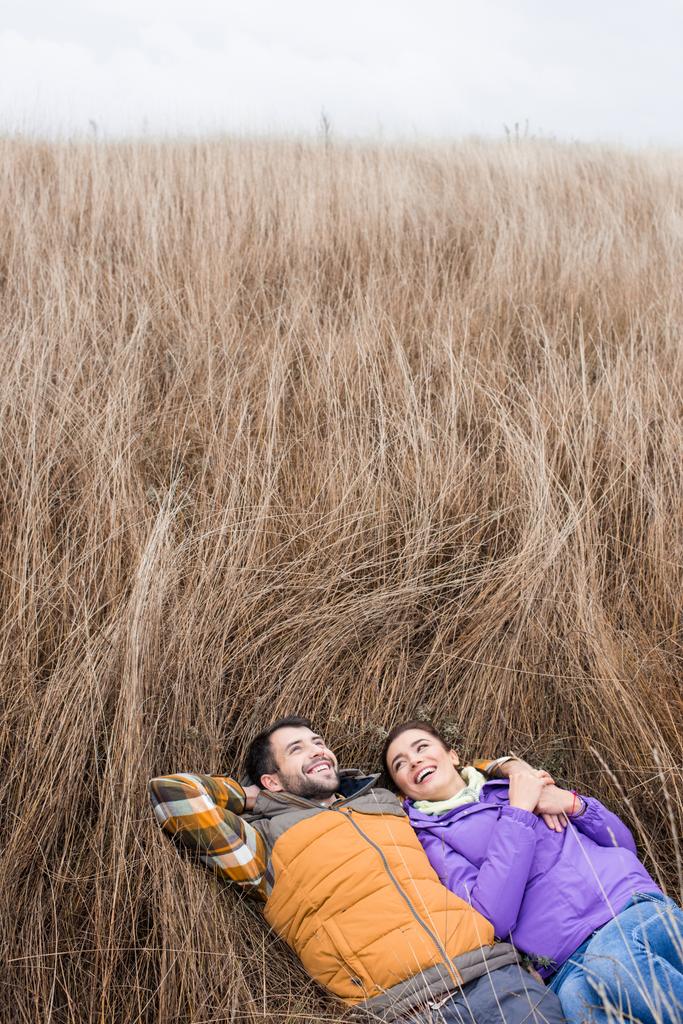 Boldog fiatal pár feküdt a fűben - Fotó, kép