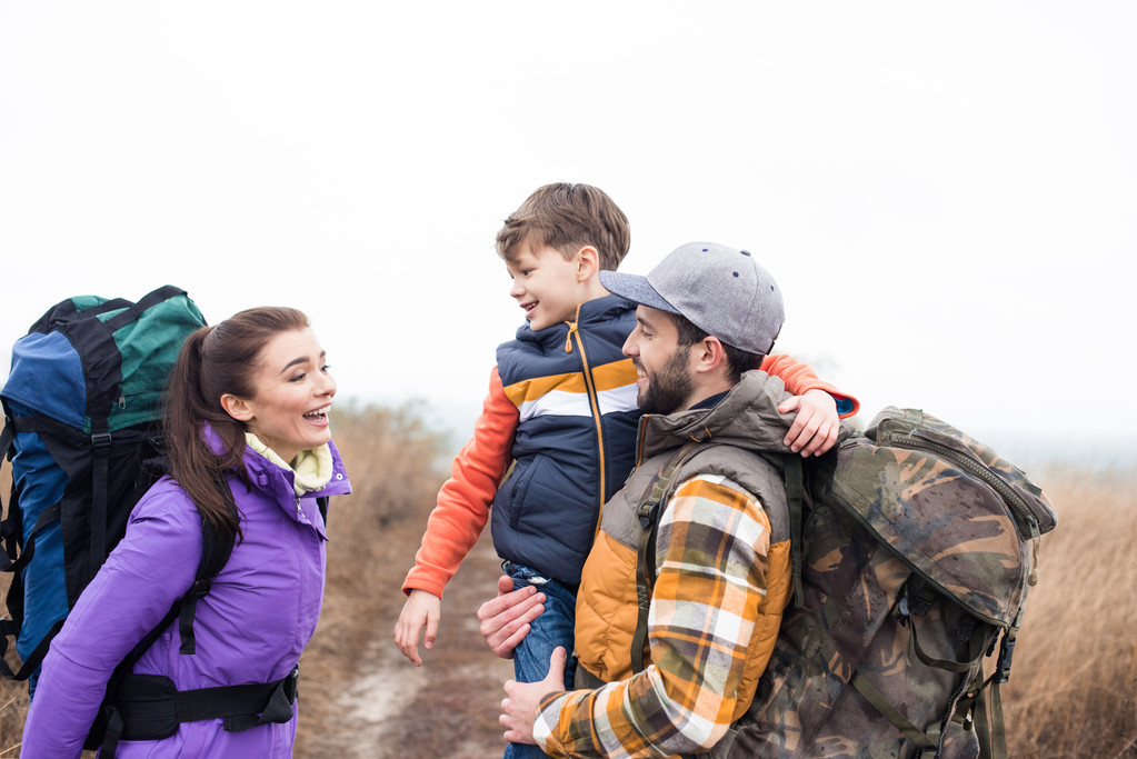 Smiling family with backpacks - Fotografie, Obrázek