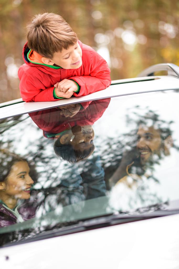 Chłopiec stoi w dach samochodu  - Zdjęcie, obraz