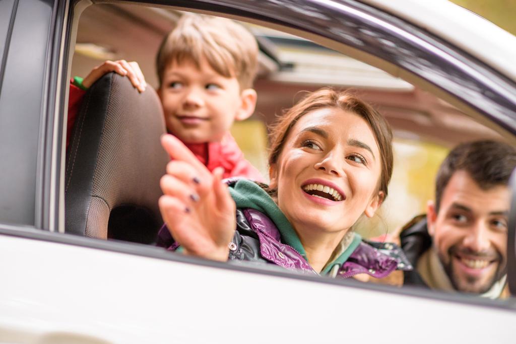 Šťastná rodina cestuje autem  - Fotografie, Obrázek