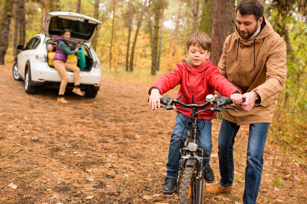 Pai ensinando filho a andar de bicicleta
 - Foto, Imagem