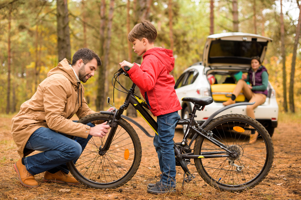 Baba oğul Bisiklete binmeyi öğretmek - Fotoğraf, Görsel
