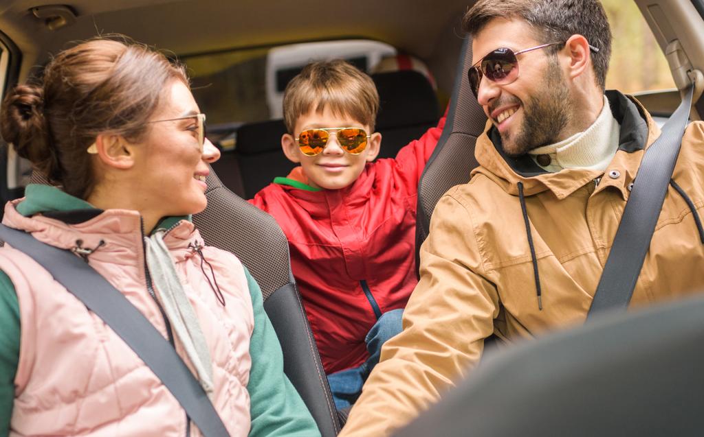 Χαρούμενη οικογένεια που ταξιδεύει με αυτοκίνητο - Φωτογραφία, εικόνα