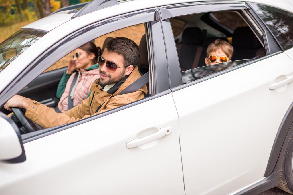 Счастливая семья путешествует на машине - Фото, изображение