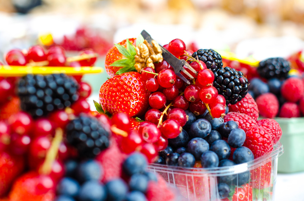 Erdbeere auf einer weißen Tischdecke. Obstmarkt. Laden auf einer Straße. Landwirtschaft und Ernte  - Foto, Bild