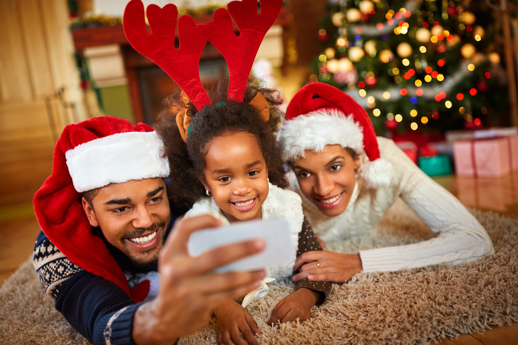 クリスマスの素敵な家族の selfie を作る - 写真・画像
