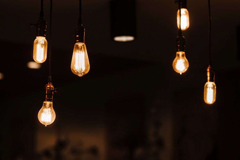 Lámparas de Edison colgando del techo
 - Foto, Imagen