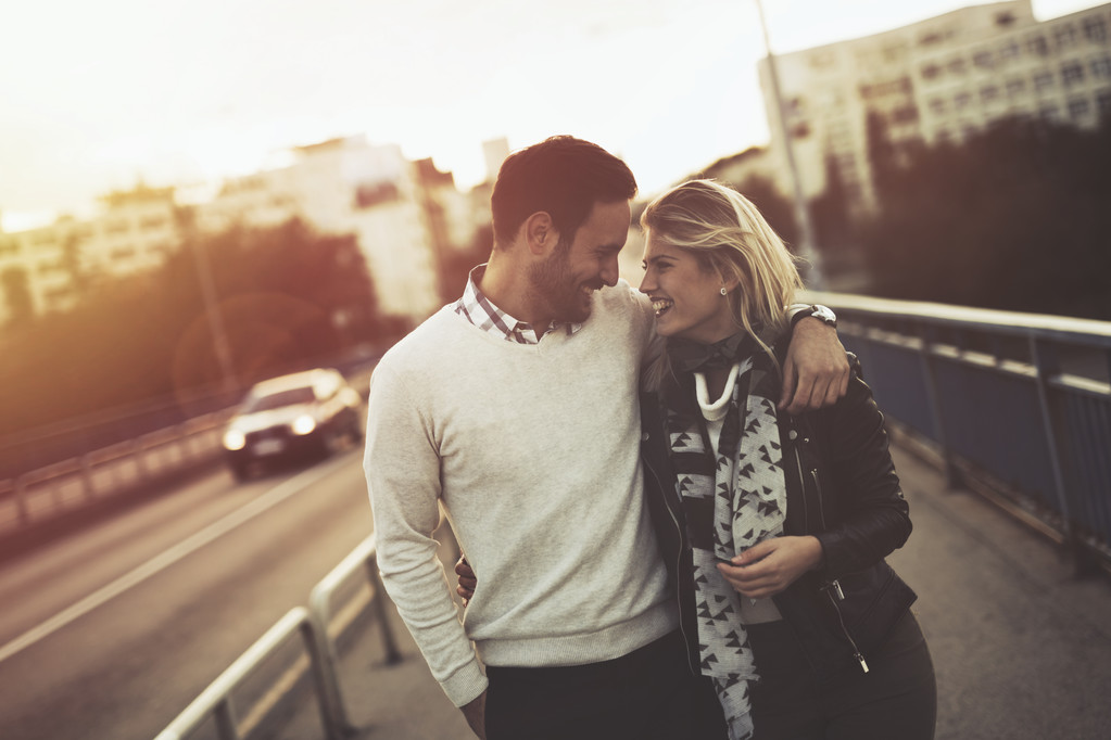 Pari suudella ja dating sillalla
 - Valokuva, kuva