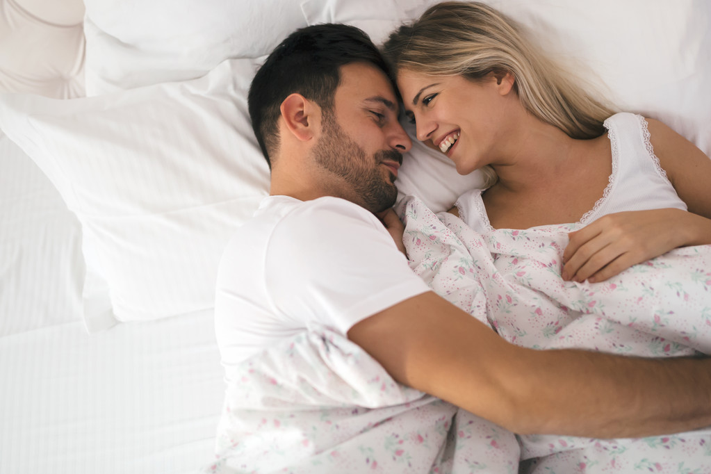 Couple romantique au lit en vêtements de nuit
 - Photo, image