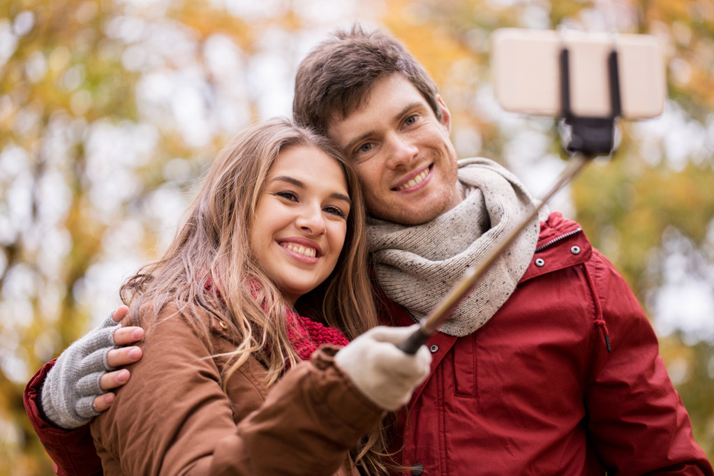 Çift alarak selfie yanında sonbahar Park smartphone - Fotoğraf, Görsel