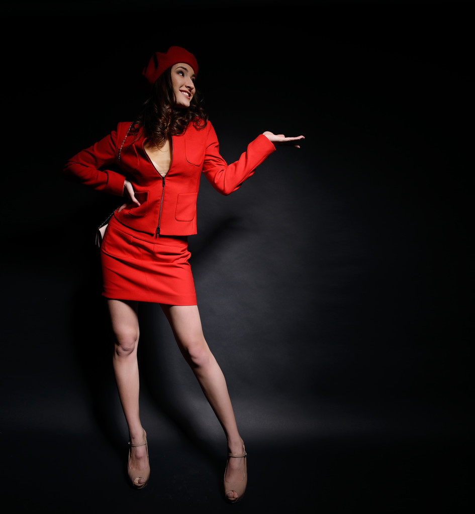 Chica con estilo en traje rojo
 - Foto, Imagen