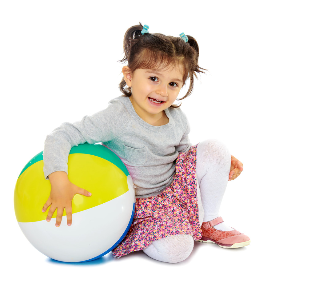 Malá holčička objímání velký míč - Fotografie, Obrázek