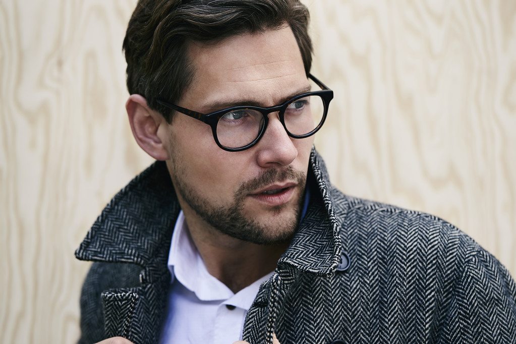 Hombre con abrigo y gafas
 - Foto, Imagen