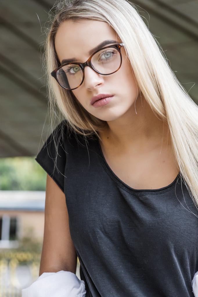 Giovane donna in occhiali
 - Foto, immagini