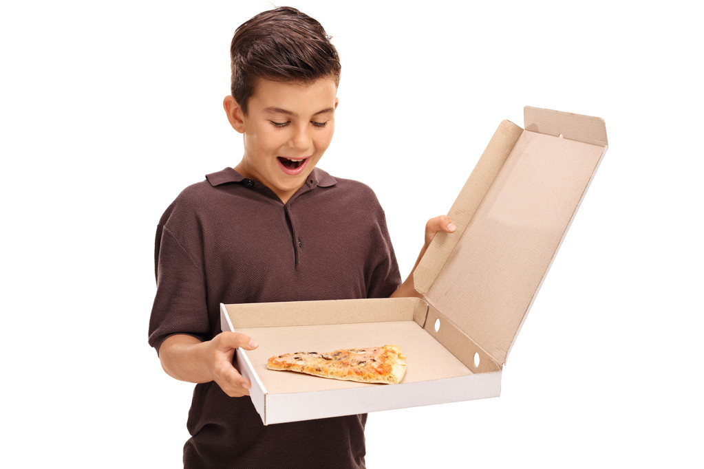Délicieux petit garçon regardant une boîte à pizza
 - Photo, image