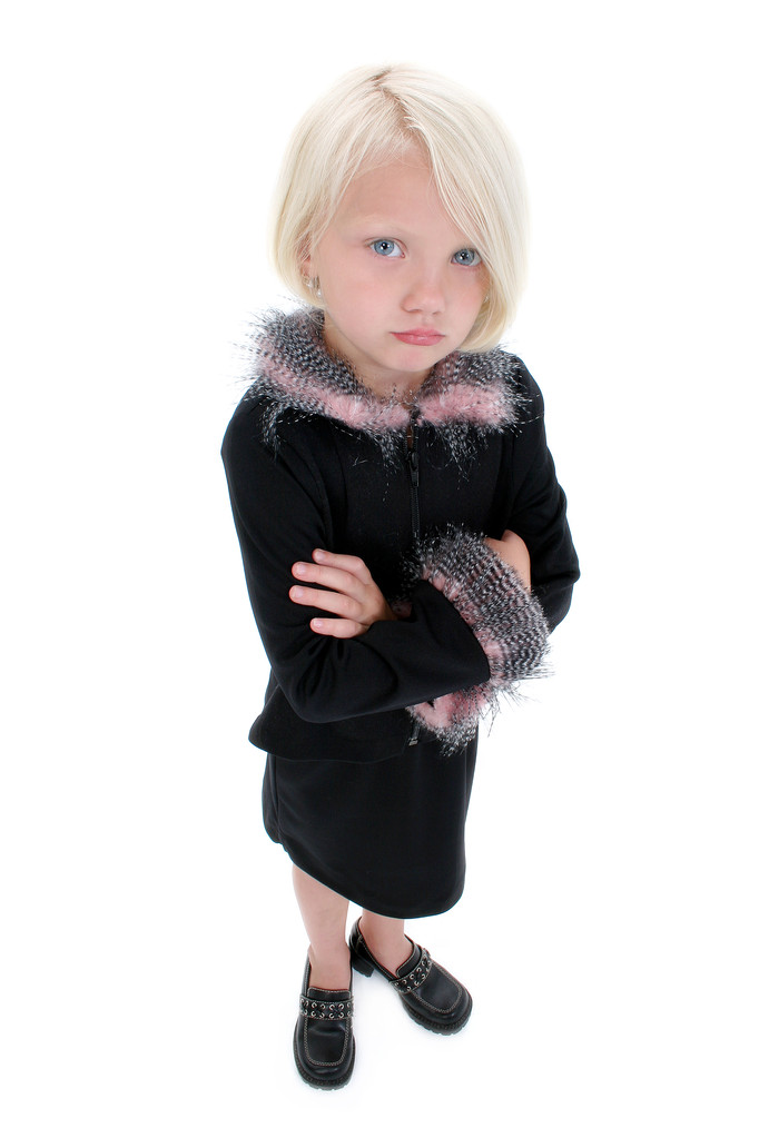Kaunis pieni murjottaa tyttö musta puku vaaleanpunainen höyhenet
 - Valokuva, kuva