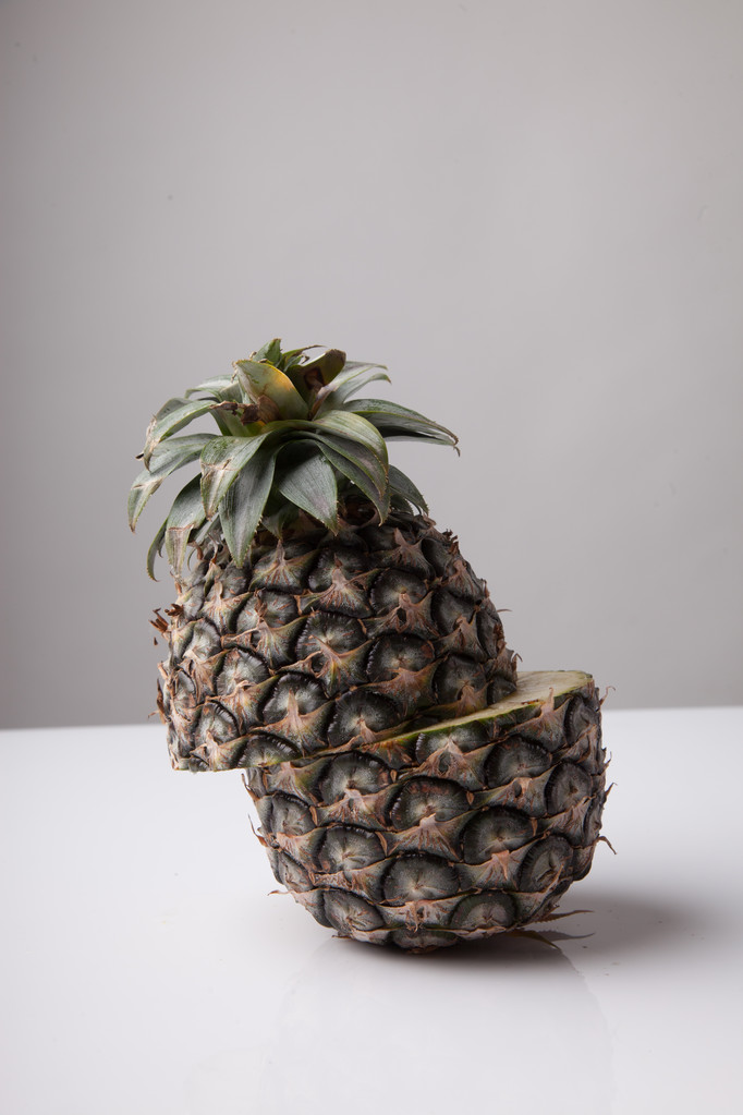 Polovina chybí čerstvý ananas - Fotografie, Obrázek